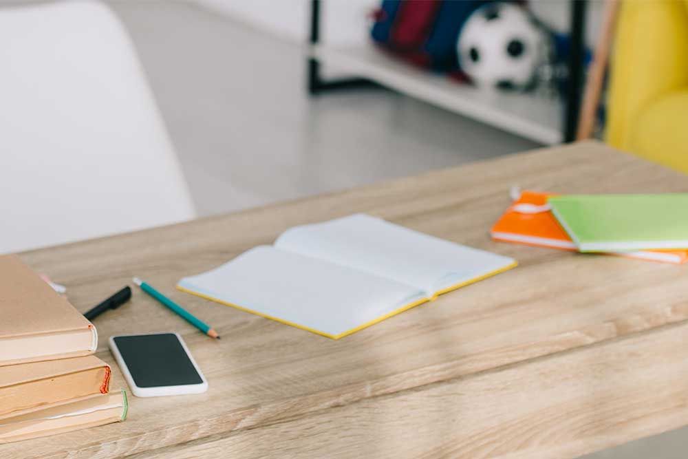 Una mesa con libretas