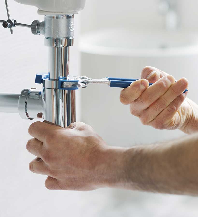 Fontanero arreglando avería