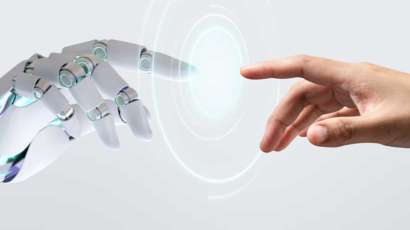 Una mano robótica tocando una humana