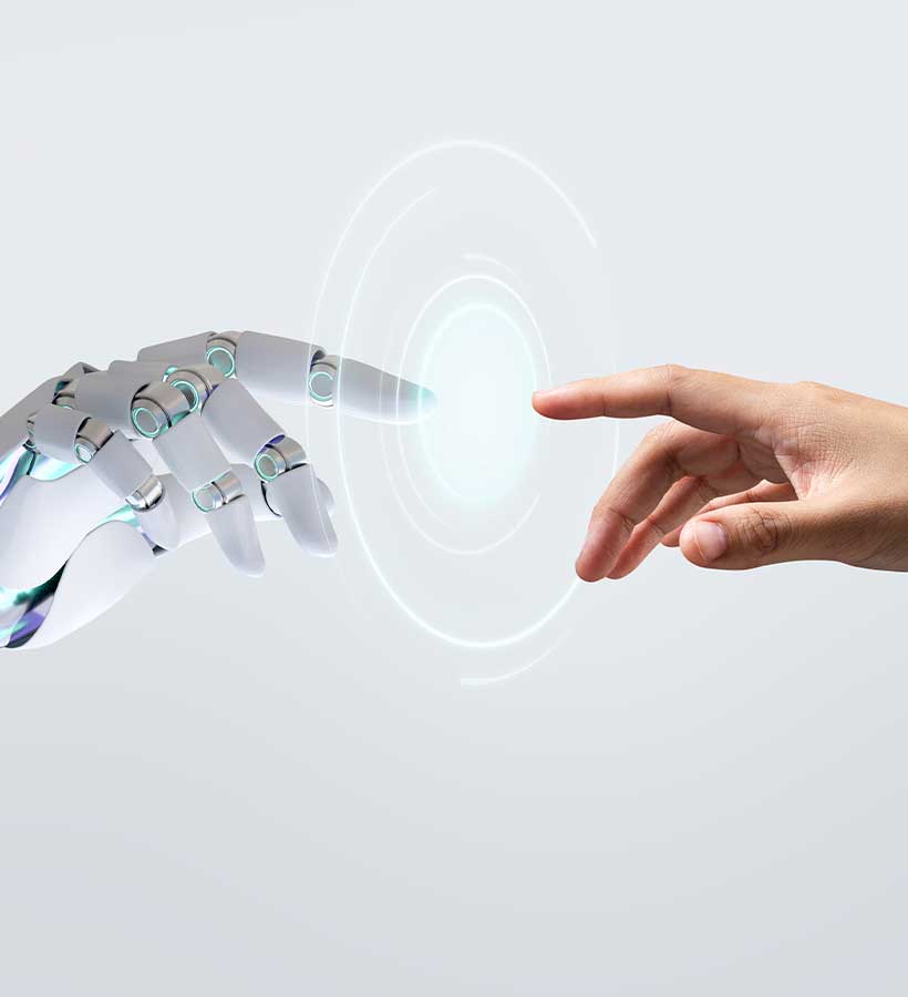 Una mano robótica tocando una humana