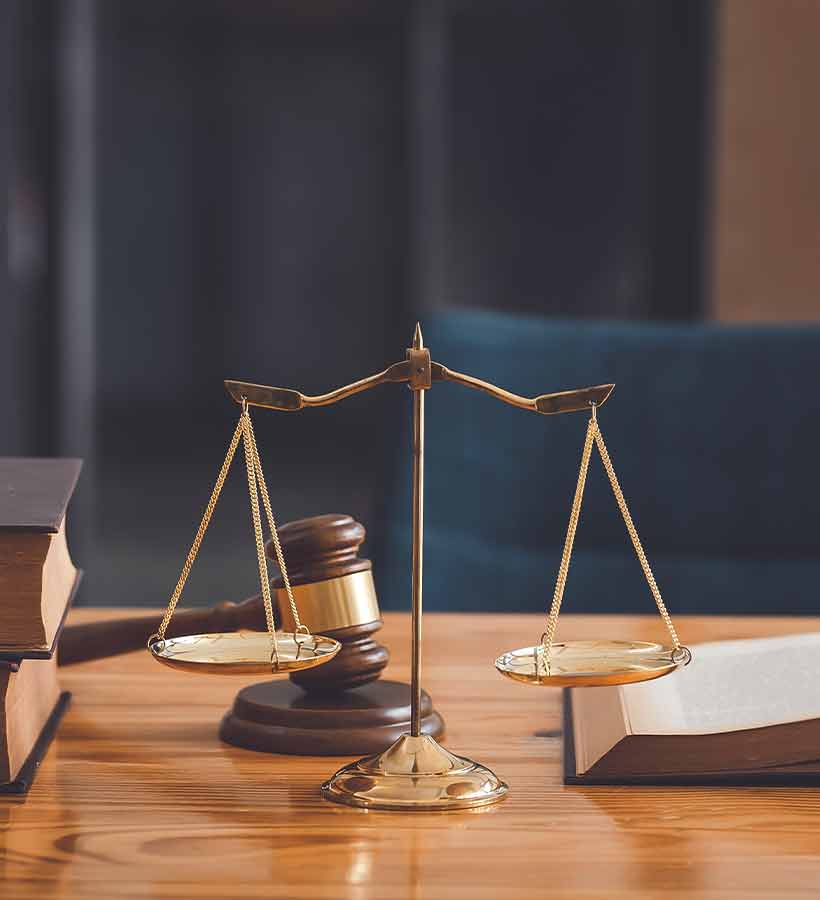 Balanza legal con mazo de juez