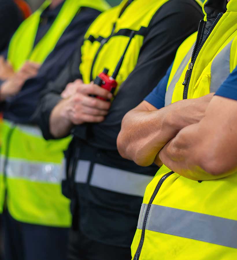 Varios trabajadores con chalecos de seguridad