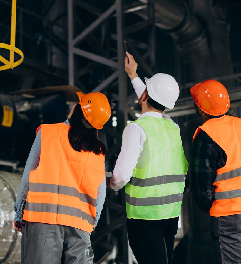 3 personas revisando una obra