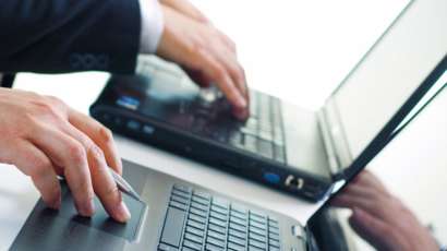 Varias personas con portatil