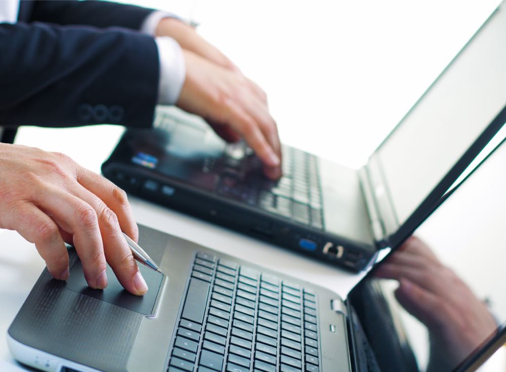 Varias personas con portatil