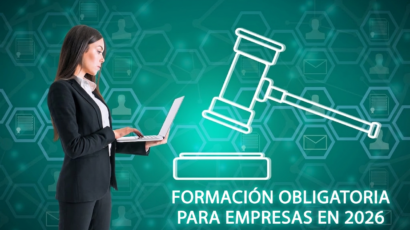 Profesional con portátil junto a un mazo de justicia sobre fondo verde con iconos de documentos y certificados. Formación obligatoria para empresas en 2026.